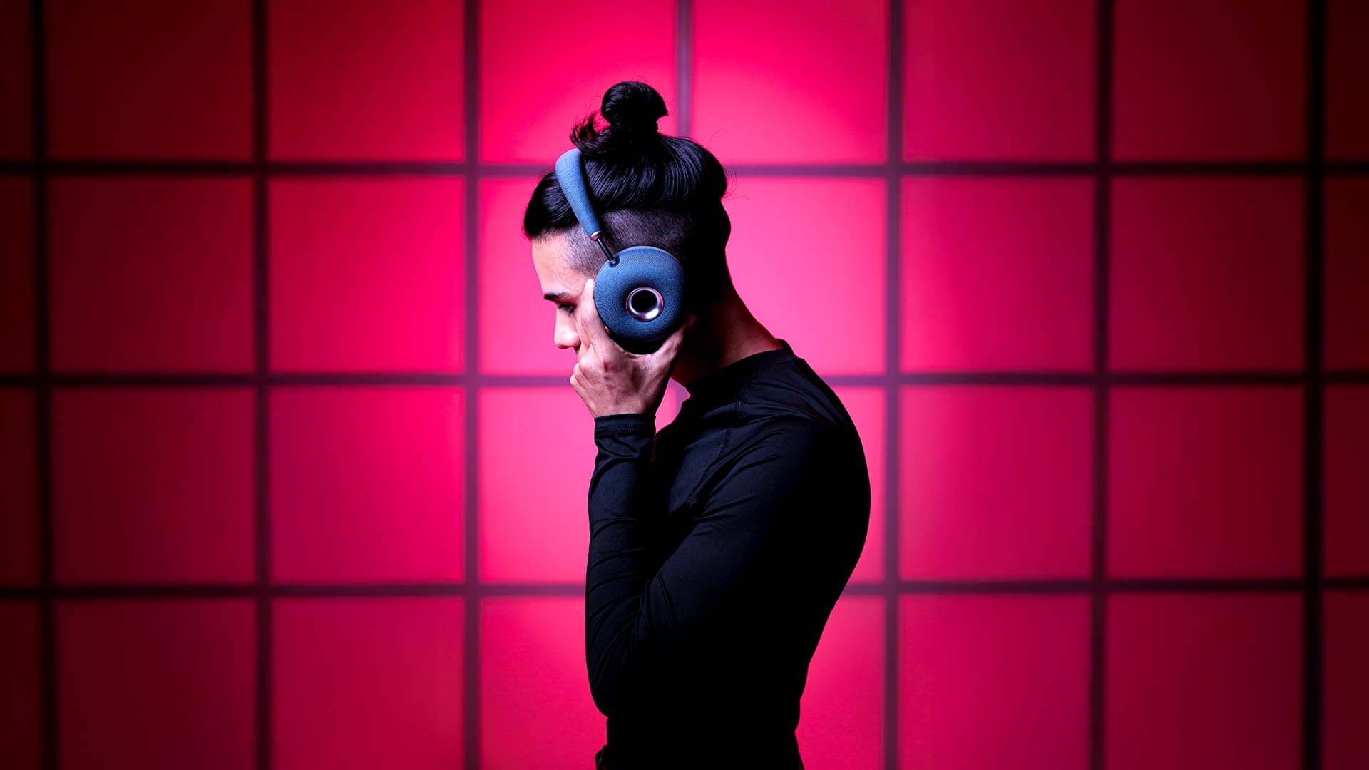 UM600 headphones hollow-design